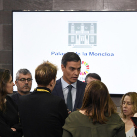 El presidente del Gobierno, Pedro Sánchez, conversa con varios periodistas al término de su comparecencia en el Palacio de la Moncloa para hablar sobre Venezuela. EFE/Víctor Lerena