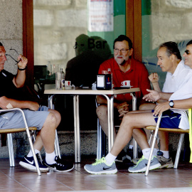 El presidente del Gobierno en funciones, Mariano Rajoy, acompañado por José Benito Suárez, marido de la presidenta del Congreso, Ana Pastor, y unos amigos, toma un café tras su recorrido por la ruta del río Umia, situada en el municipio de 