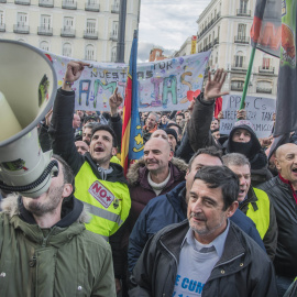 Concentración de taxistas en la Puerta del Sol en Madrid protestan contra las licencias VTC - Alberto Sibaja/EP