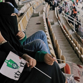 Mujeres asisten a un partido de fútbol en Arabia Saudí