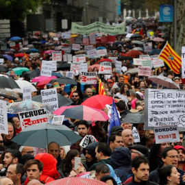 Imagen de los maniestantes esta mañana en el Paseo Recoletos. EFE