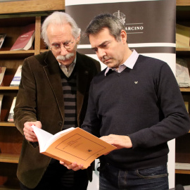 El filòleg i escriptor August Bover, i Oriol Magrinyà, director de l'Editorial Barcino a la Biblioteca de Catalunya