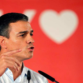 Pedro Sánchez participa en un mitin de la precampaña electoral. (JUAN CARLOS CÁRDENAS | EFE)