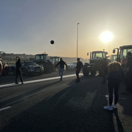 Joves jugant a futbol a l'A-2 a Tàrrega tallada pels pagesos