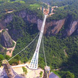 El puente de cristal está ubicado en el parque natural de Zhangjiajie en la provincia de Hunan, China. REUTERS