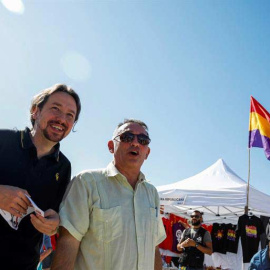 El secretario general de Podemos, Pablo Iglesias, junto junto al secretario general del PCE, Enrique Santiago, en Rivas Vaciamadrid. (DAVID FERNÁNDEZ | EFE)