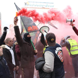 Los taxistas en SU segundo día consecutivo en la madrileña Puerta del Sol. (KIKO HUESCA | EFE)