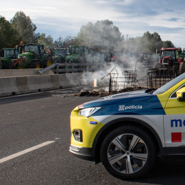 Un vehículo de los Mossos d'Esquadra después que los agricultores hayan cortado la AP-7 a la altura de Pontós, a 27 de febrero de 2024.