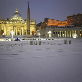 La Plaza del Vaticano completamente nevada. / EFE