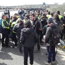 Els Mossos d'Esquadra desallotgen els manifestants que mantenien tallada l'autopista AP-7 des de les 6 del matí / M.Ll.