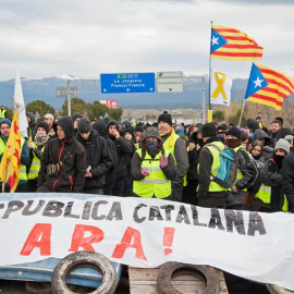 Cientos de personas han cortado desde primera hora de esta mañana la autopista AP-7 a la altura de la salida norte en Llers (Girona), en protesta por la detención de Carles Puigdemont en Alemania. EFE /Robin Townsend