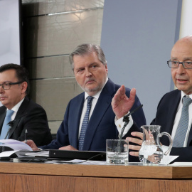 El ministro de Economía Román Escolano (i), El ministro Portavoz Iñigo Méndezde Vigo (c), y el ministro de Hacienda Cristóbal Montoro, durante la rueda de prensa posterior al Consejo de Ministros, celebrado en el Palacio de La Moncloa. EFE/