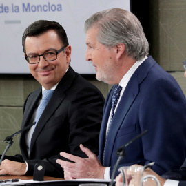 El ministro de Economía Román Escolano (i), el ministro Portavoz Iñigo Méndez de Vigo (c), y el ministro de Hacienda Cristóbal Montoro, durante la rueda de prensa posterior al Consejo de Ministros, celebrado en el Palacio de La Moncloa. EFE