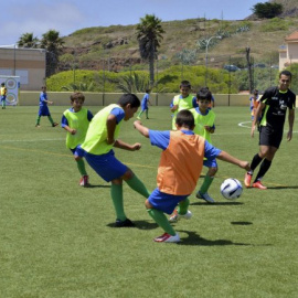 Un grupo de niños jugando al fútbol. EFE/Gelmert Finol