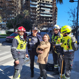 Los bomberos rescatan con vida a un gato ocho días después del incendio de Valencia