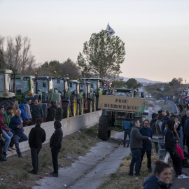 Algunos agricultores durante un corte de carretera en la autopista AP-7 a la altura de Pontós, el 29 de febrero de 2024, en Pontós, Girona, Catalunya (España).