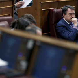 El portavoz del PNV, Aitor Esteban, esta tarde durante la celebración del pleno del Congreso de los Diputados. EFE/Javier Lizón