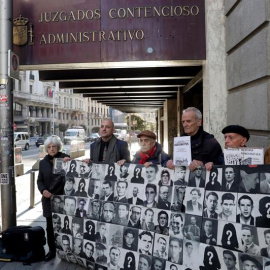 Miembros de la Plataforma de la Memoria Histórica se concentran en la puerta del Juzgado que ha citado a declarar como testigos a cinco miembros del Comisionado de la Memoria Histórica del Ayuntamiento de Madrid. EFE/Zipi