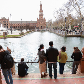 Turistas en la plaza de España de Sevilla el 26 de febrero pasado.