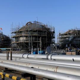 Obras de reparación de las instalaciones de la petrolera estatal saudí Aramco en Abqaiq, que fueron atacadas con drones el pasado septiembre. REUTERS/Hamad l Mohammed