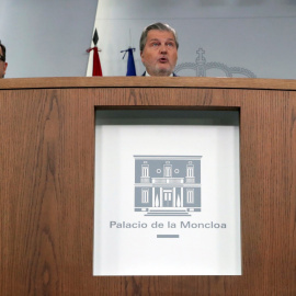 El ministro de Economía Román Escolano (i), el ministro Portavoz Iñigo Méndez de Vigo (c), y el ministro de Hacienda Cristóbal Montoro, durante la rueda de prensa posterior al Consejo de Ministros, celebrado en el Palacio de La Moncloa. EFE