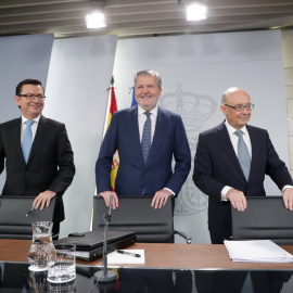 El ministro de Economía Román Escolano, el ministro Portavoz Iñigo Méndez de Vigo, y el ministro de Hacienda Cristóbal Montoro, durante la rueda de prensa posterior al Consejo de Ministros, celebrado en el Palacio de La Moncloa. EFE