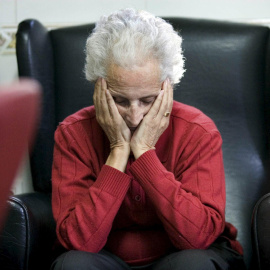 Imagen de una mujer enferma de alzheimer en la sala de estar de un centro de día | EFE/Archivo