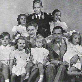 Joseph y Magda Goebbels, en una foto de famlia con sus hijos.