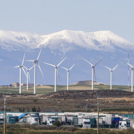 Aerogeneradores ante el Moncayo, en Zaragoza (Aragón, España), el 29 de febrero de 2024.