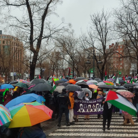 Manifestantes del movimiento feminista se concentran contra la masacre en Gaza frente a la sede de la Comisión Europea en Madrid, a 02/03/2024.