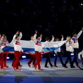 Participantes en la ceremonia de clausura de los Juegos Olímpicos de Invierno en Sochi (Rusia) portan la bandera rusa. REUTERS/Alexander Demianchuk