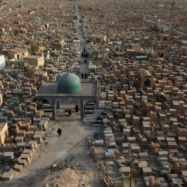 Vista panorámica del cementerio de Wadi al-Salam (que en árabe significa 'Valle de la Paz'), en  Najaf, al rur de Bagdad. REUTERS/Alaa Al-Marjani