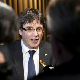 El expresident catalán Carles Puigdemont atiende a los periodistas tras su participación en un acto en el Pallamento de Finlancia, en Helsinki, el pasado 22 de marzo. REUTERS