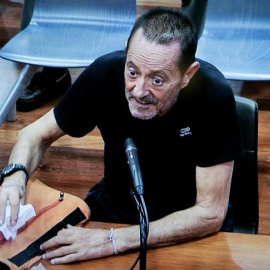 Fotografía tomada desde una de las pantallas de la sala de prensa de la Audiencia Provincial de Málaga, en el momento en que el exalcalde de Marbella Julian Muñoz, visiblemente muy deteriorado, declara como acusado en el juicio que ha comen