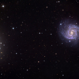 Entorno de la galaxia NGC1052 (esferoide blanquecino a la izquierda), en cuyas proximidades se encuentra NGC1052-DF2. / Adam Block/Mount Lemmon SkyCenter/University of Arizona