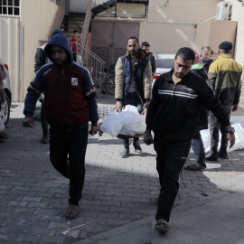 Familiares palestinos trasladan los cadáveres.