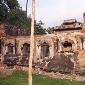 Fotografía facilitada por el Ministerio de Información de Birmania que muestra a un templo dañado tras el terremoto en Seik Phyu, que ha dejado el menos tres muertos. EFE