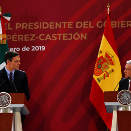 El presidente del Gobierno, Pedro Sanchez, con el presidente de Mexico, Andres Manuel Lopez Obrador, durante la rueda de prensa conjunta en el Palacio Nacional. REUTERS/Carlos Jasso