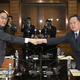 El ministro de Unificación surcoreano, Cho Myoung-gyon (izq), y el jefe de la Agencia Norcoreana para Asuntos con el Sur, Ri Son-gwon, se estrechan la mano al finalizar una reunión de alto nivel en la localidad fronteriza de Panmunjom. | EF