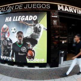 04/10/2019.- Un hombre pasea por delante de un local de juego en Tetuán (Madrid).- EFE/ Mariscal