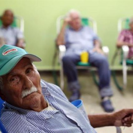 Ancianos en la sala de estar de un centro de la tercera edad | EFE/Archivo