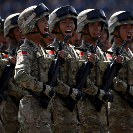 Tropas chinas desfilan en la parada militar en Pekín conmemorativa del final de la II Guerra Mundial. REUTERS/Rolex Dela Pena