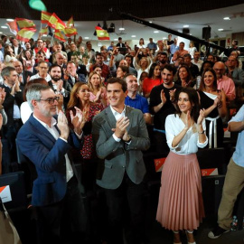 El líder de Ciudadanos, Albert Rivera, acompañado por los miembros de su partido Inés Arrimadas, José Manuel Villegas y Marta Rivera, entre otros, durante el acto de precampaña de su partido celebrado este sábado en Madrid. EFE/David Fernán