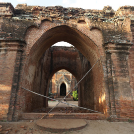 Fotografía de los daños un templo en Bagan, al sur de Mandalay (Birmania), tras el terremoto de 6,8 grados que afectó la región central del país. EFE/HEIN HTET