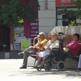 Varios pensionistas sentados en un banco. E.P.