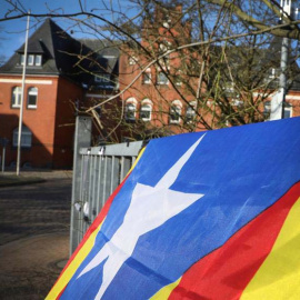 Una estelada colocada en una verja delante de la prisión de Neumünster (Alemania), donde el expresidente de la Generalitat catalana Carles Puigdemont permanece detenido. | EFE