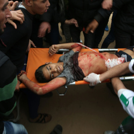 Un joven palestino es trasladado en una camilla después de haber sido herido durante una manifestación cerca de la frontera con Israel al este de Jabalia en la franja de Gaza.- Mohammed ABED / AFP