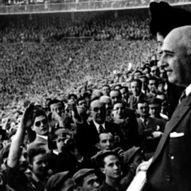 El dictador Francisco Franco durante un partido de fútbol.