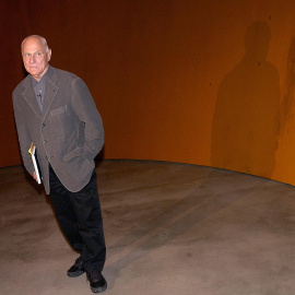 27/03/2024 El escultor norteamericano Richard Serra durante la presentación de su exposición "La materia del tiempo" en el Museo Guggenheim de Bilbao, a 3 de junio de 2005.