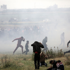 Varios palestinos huyen de gases lacrimógenos durante los enfrentamientos con soldados israelíes en el este de Beit Hanun, norte de la Franja de Gaza. EFE